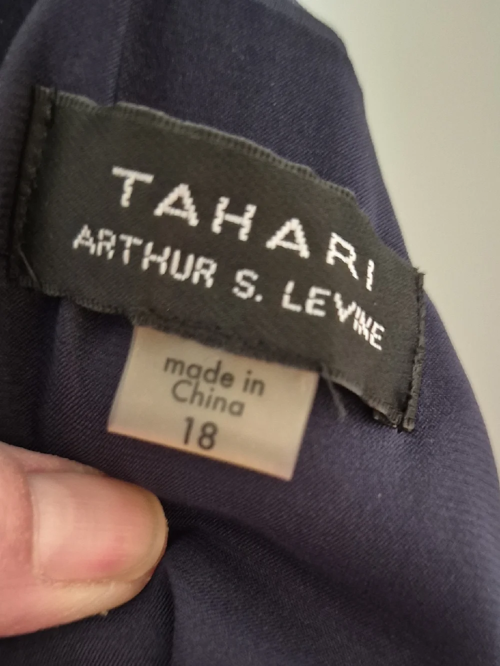 Tahari..18 - Picture 4 of 15
